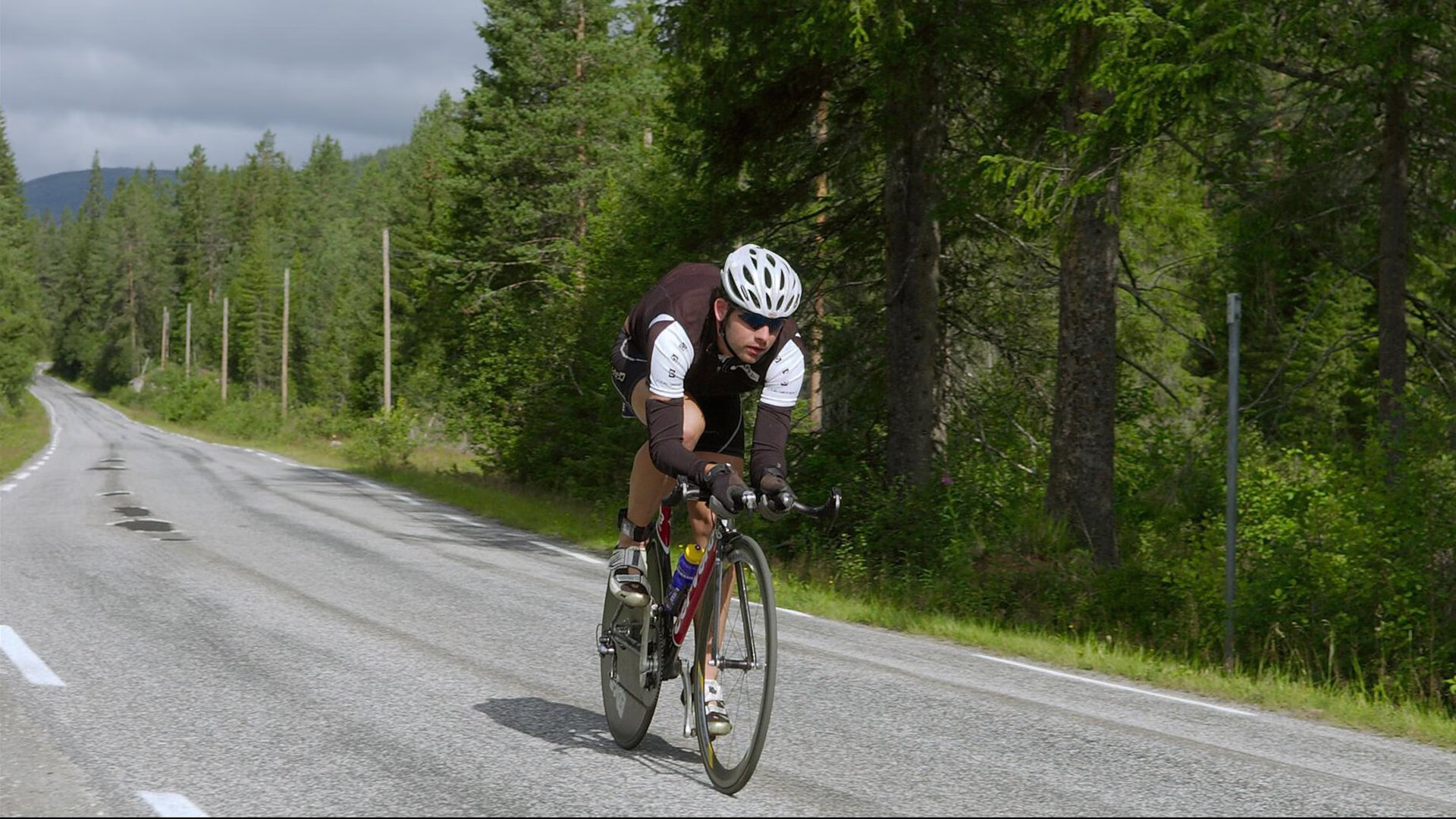 奥运周期关键战，莱万接管比赛，利物浦血拼勒沃库森启示录